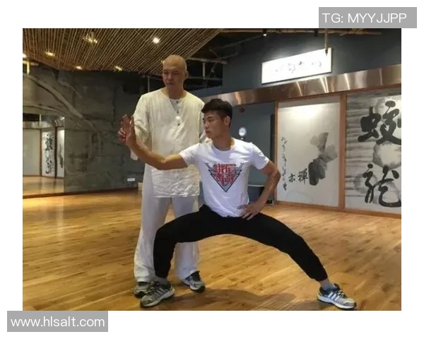 足球明星拳头高清图片展示展现力量与激情的瞬间